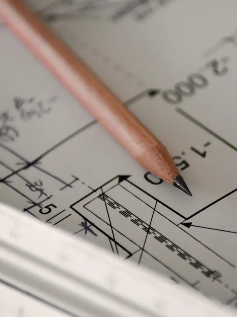 Architektenmaßstab und Bleistift