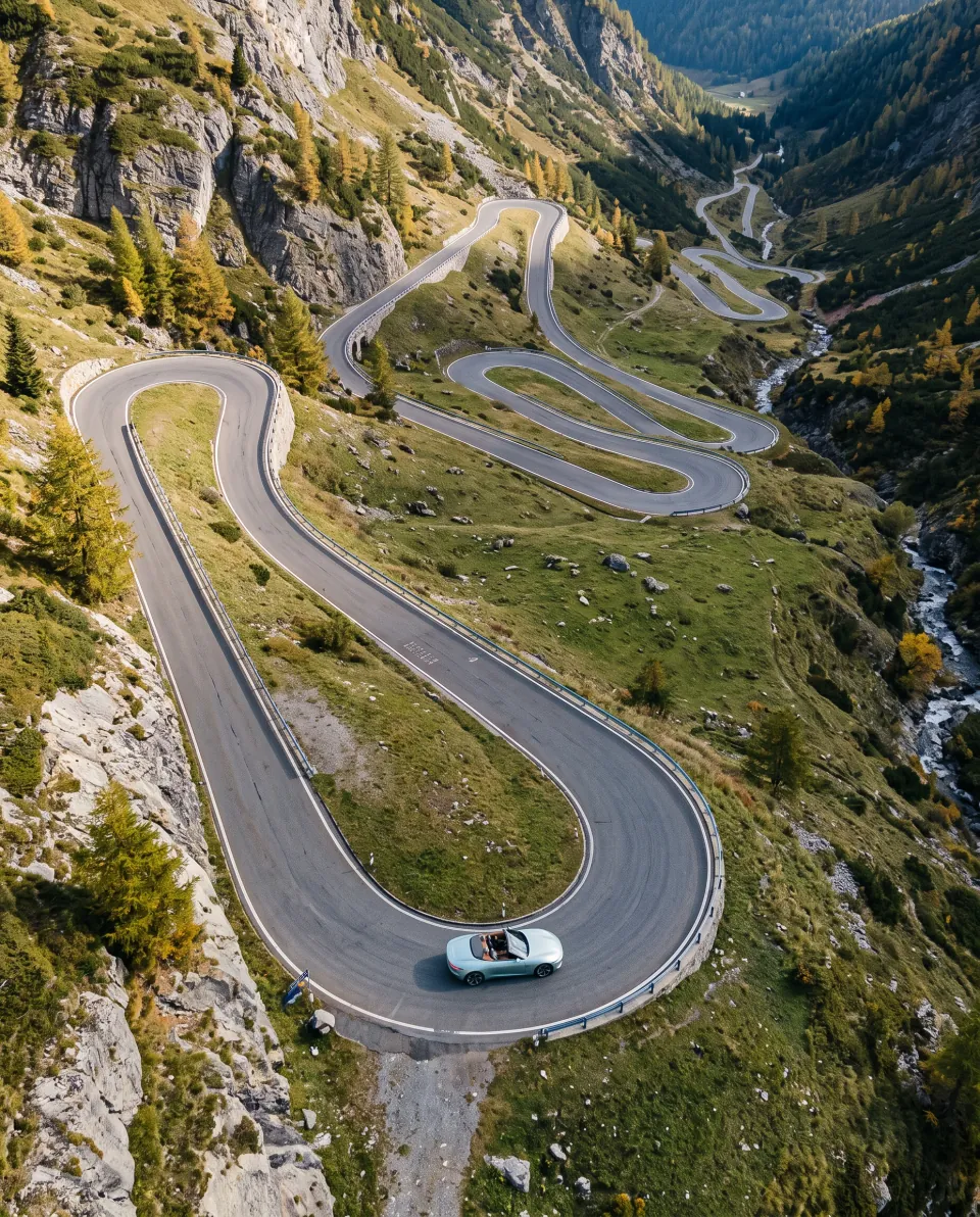 Der Typ 1 in einer Serpentine einer Alpenpassstraße, von oben gesehen.