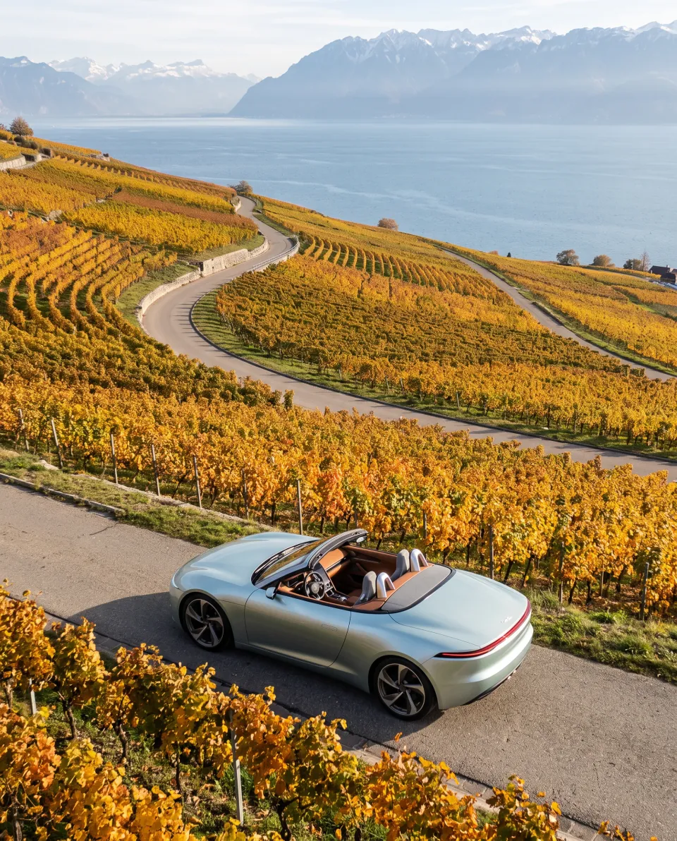 Der Typ 1 auf einem schmalen Weinbergweg oberhalb des Sees im Herbst.